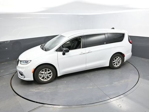 Used 2024 Chrysler Pacifica Touring-L FWD image 40