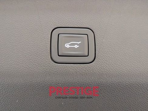 Used 2025 GMC Yukon XL Denali image 12