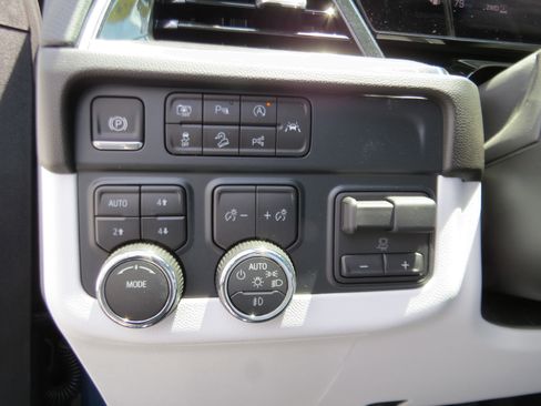 Used 2025 Chevrolet Suburban Premier AWD/4WD image 23