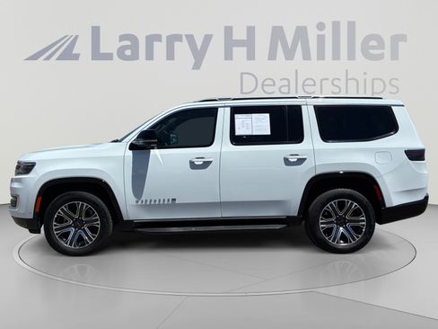 Used 2025 Jeep Wagoneer 4WD image 2