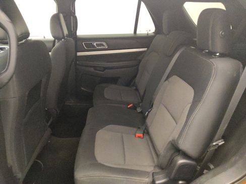 Used 2017 Ford Explorer XLT image 18