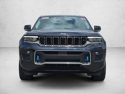 Used 2022 Jeep Grand Cherokee Overland w/ Advanced Protech Group III AWD/4WD image 2