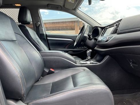 Used 2019 Toyota Highlander XLE AWD/4WD image 17