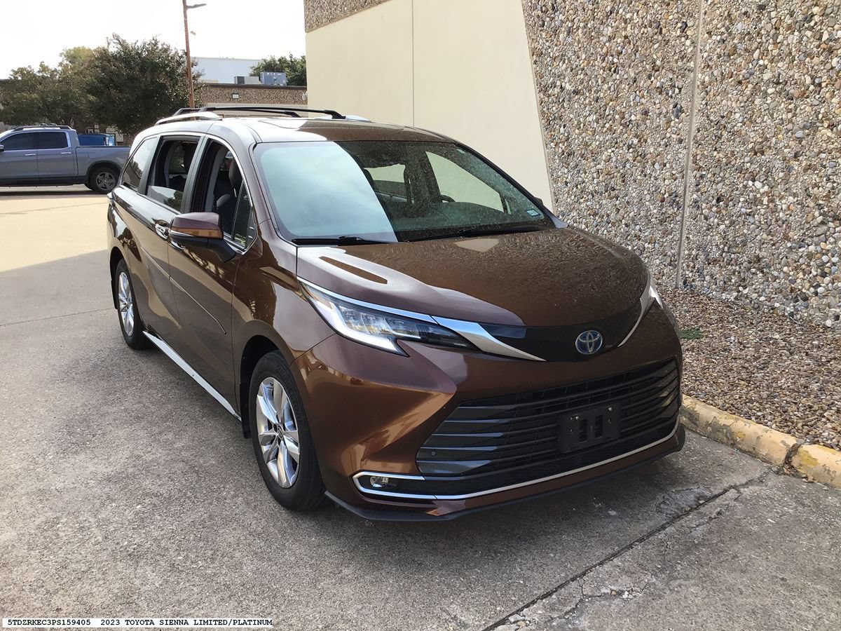 Used 2023 Toyota Sienna Limited FWD image 4