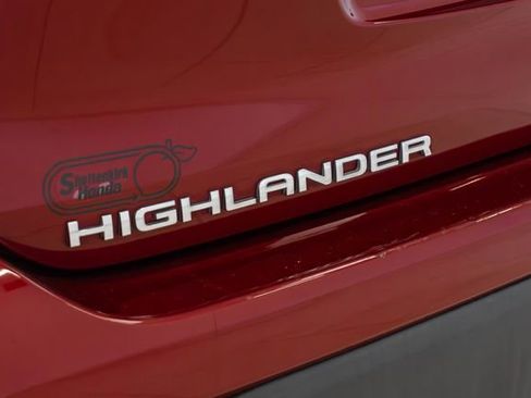 Used 2023 Toyota Highlander LE FWD image 11