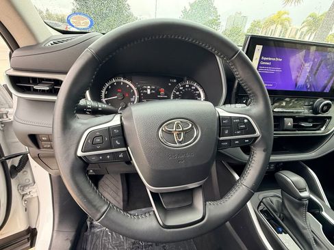 Used 2023 Toyota Highlander L image 32