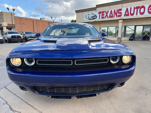 Used 2019 Dodge Challenger SXT image 4