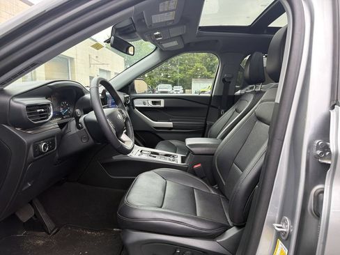 Used 2024 Ford Explorer Limited w/ Equipment Group 301A AWD/4WD image 5