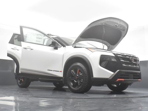 Certified 2025 Nissan Rogue SV image 33