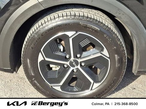 Used 2023 Kia Niro EX image 10