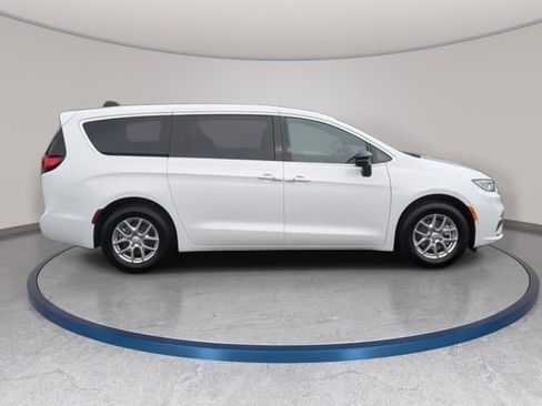 New 2026 Chrysler Pacifica Select image 4