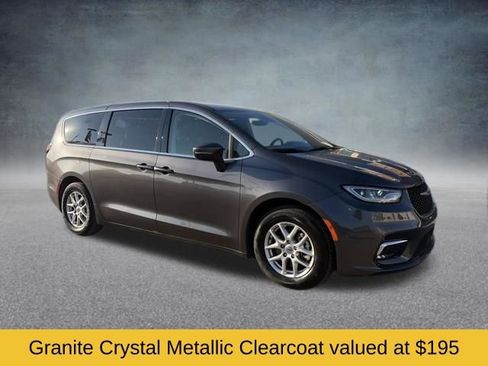 Used 2023 Chrysler Pacifica Touring-L image 2