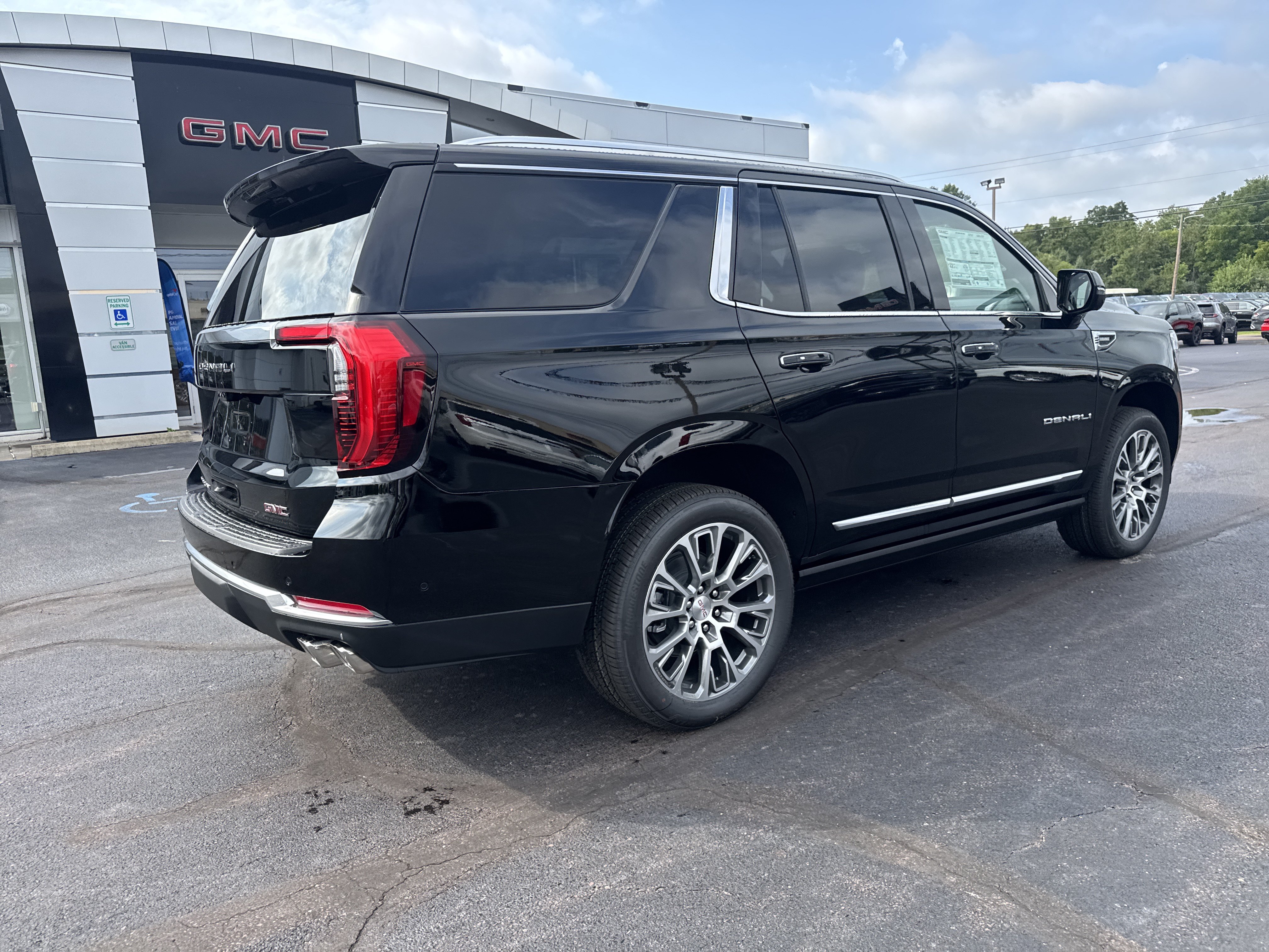 New 2026 GMC Yukon Denali w/ Denali Reserve Package AWD/4WD image 3