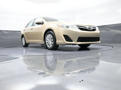 Used 2012 Toyota Camry LE FWD image 26