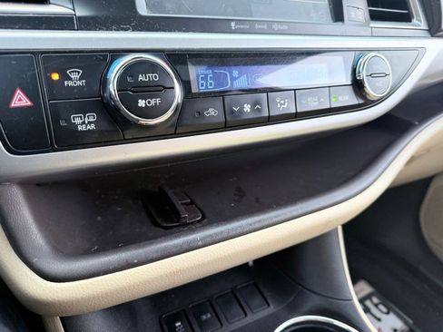 Used 2019 Toyota Highlander XLE image 22