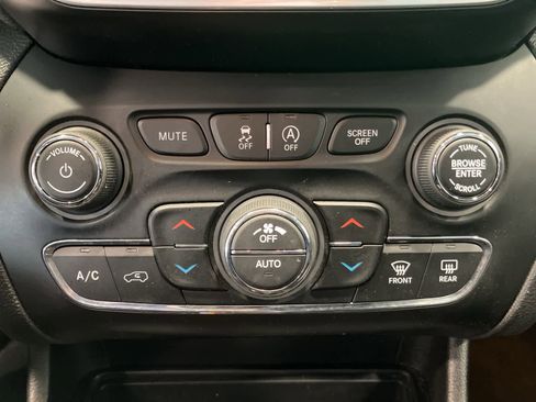 Used 2020 Jeep Cherokee Limited image 19