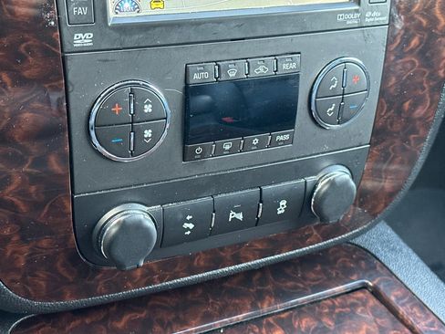 Used 2014 GMC Yukon XL Denali image 19