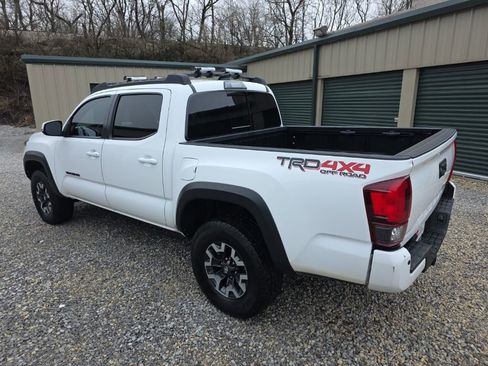 Certified 2019 Toyota Tacoma TRD Off-Road w/ Technology Package AWD/4WD image 3