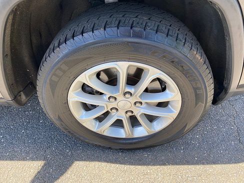 Used 2021 Jeep Grand Cherokee Laredo AWD/4WD image 16