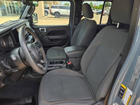 Used 2024 Jeep Gladiator Sport AWD/4WD image 23
