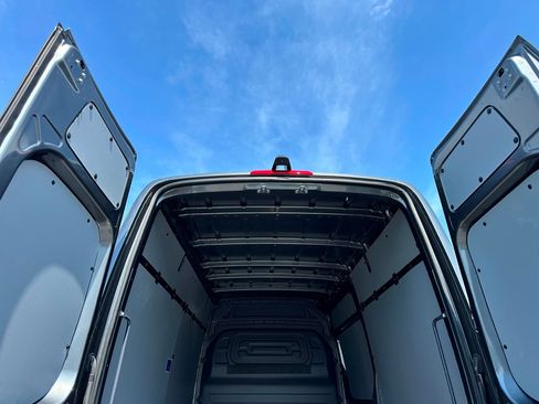 Used 2025 Mercedes-Benz Sprinter 2500 image 23