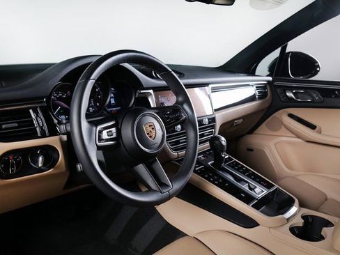 Used 2025 Porsche Macan image 4