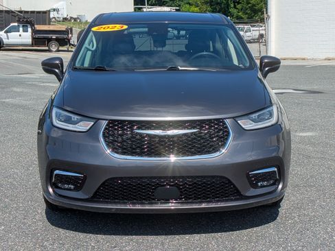 Used 2023 Chrysler Pacifica Touring-L FWD image 2
