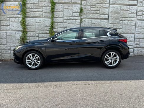 Used 2017 INFINITI QX30 w/ Cargo Package image 7