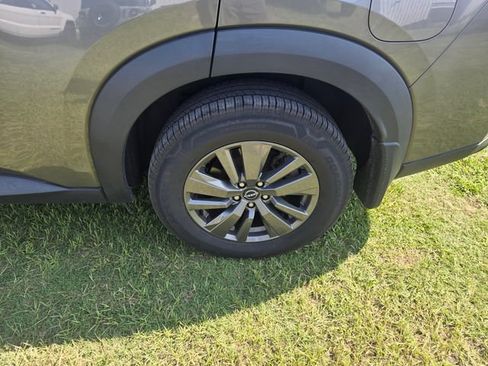 Used 2024 Nissan Pathfinder SV w/ SV Premium Package FWD image 4