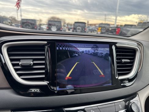 Used 2017 Chrysler Pacifica Touring FWD image 21