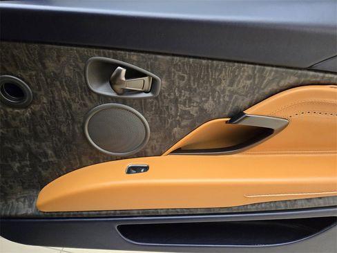 Used 2021 Aston Martin DB11 image 25