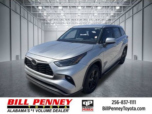 Used 2023 Toyota Highlander LE FWD image 1