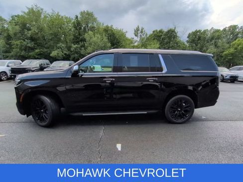Used 2026 Chevrolet Suburban Premier AWD/4WD image 2