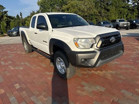 Used 2015 Toyota Tacoma PreRunner w/ Convenience Package RWD image 19