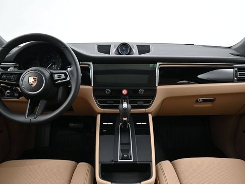 Certified 2026 Porsche Macan AWD/4WD image 9