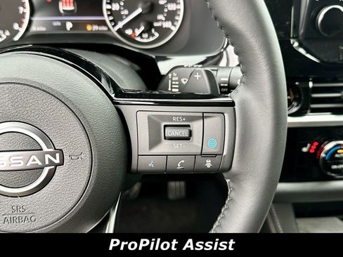 Certified 2025 Nissan Pathfinder SL image 5