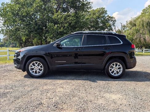 Used 2017 Jeep Cherokee Latitude w/ Cold Weather Group AWD/4WD image 9