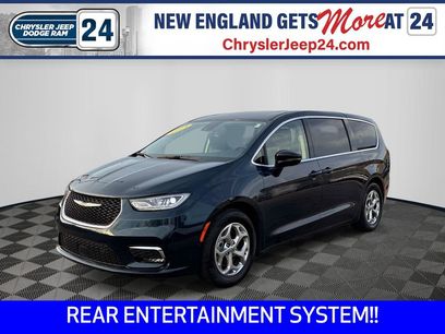 Used 2024 Chrysler Pacifica Limited w/ Uconnect Theater Family Group
