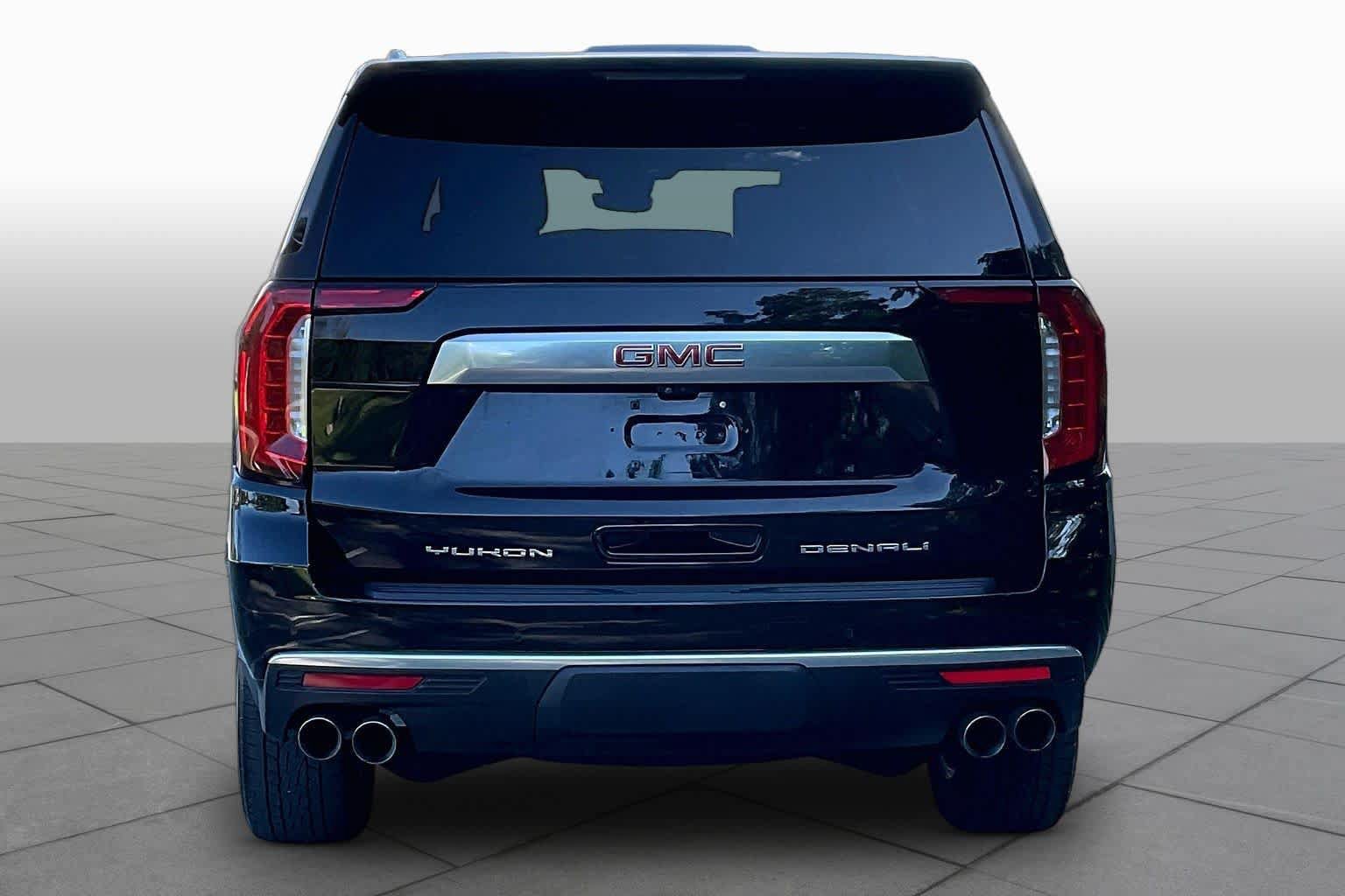 Used 2024 GMC Yukon Denali w/ Advanced Technology Package AWD/4WD image 4