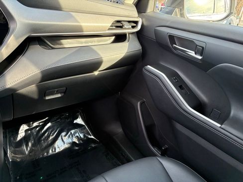 Used 2020 Toyota Highlander XLE image 39