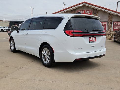 Used 2026 Chrysler Pacifica Limited FWD image 2