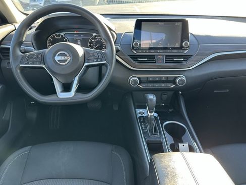 Used 2024 Nissan Altima 2.5 SV image 4