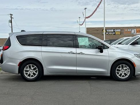 Certified 2024 Chrysler Pacifica Touring-L FWD image 6