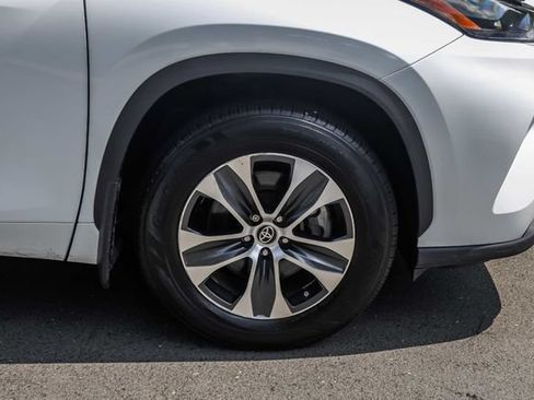 Used 2022 Toyota Highlander XLE AWD/4WD image 7