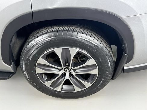 Used 2023 Toyota Highlander XLE AWD/4WD image 24