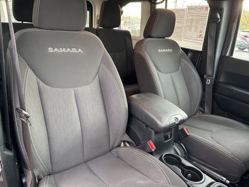 Used 2018 Jeep Wrangler Unlimited Sahara image 25