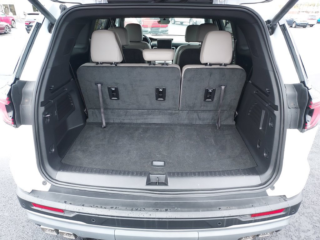 Used 2026 GMC Acadia Elevation w/ Elevation Premium Package FWD image 9