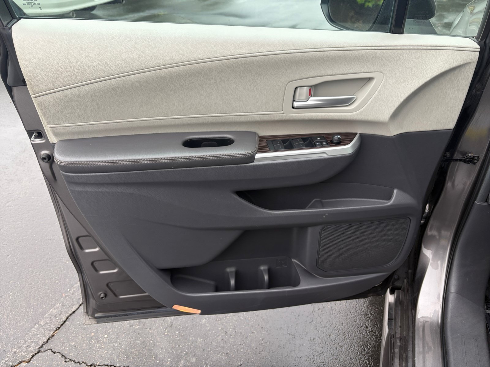Used 2024 Toyota Sienna XLE FWD image 9