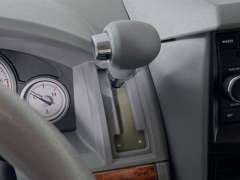 Used 2008 Chrysler Town & Country LX image 16