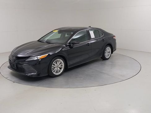 Used 2018 Toyota Camry XLE FWD image 19